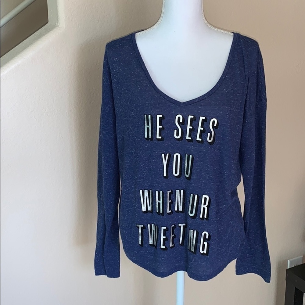 VS ‘he sees you when ur tweeting’ tee